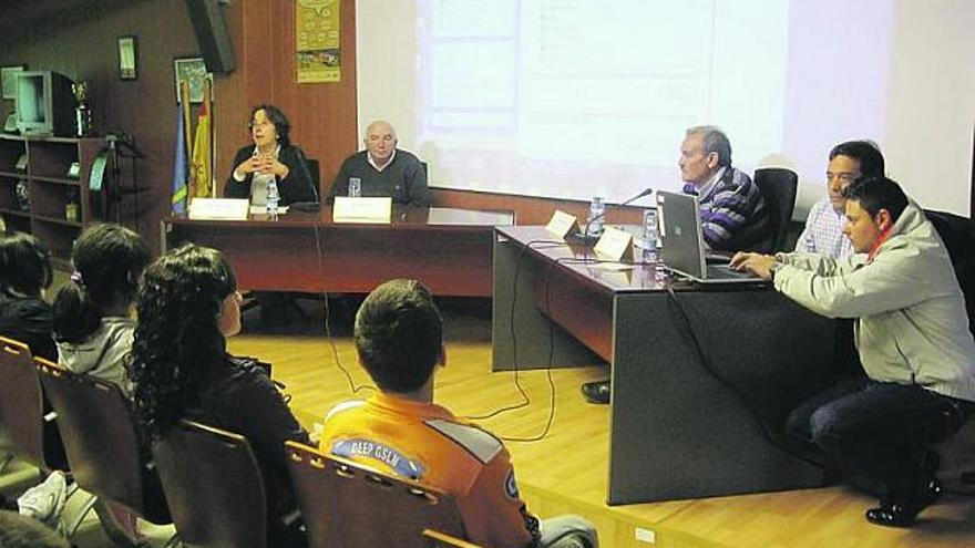 Los empresarios, en la tarima, y parte de los alumnos participantes en la jornada sobre emprendedores.