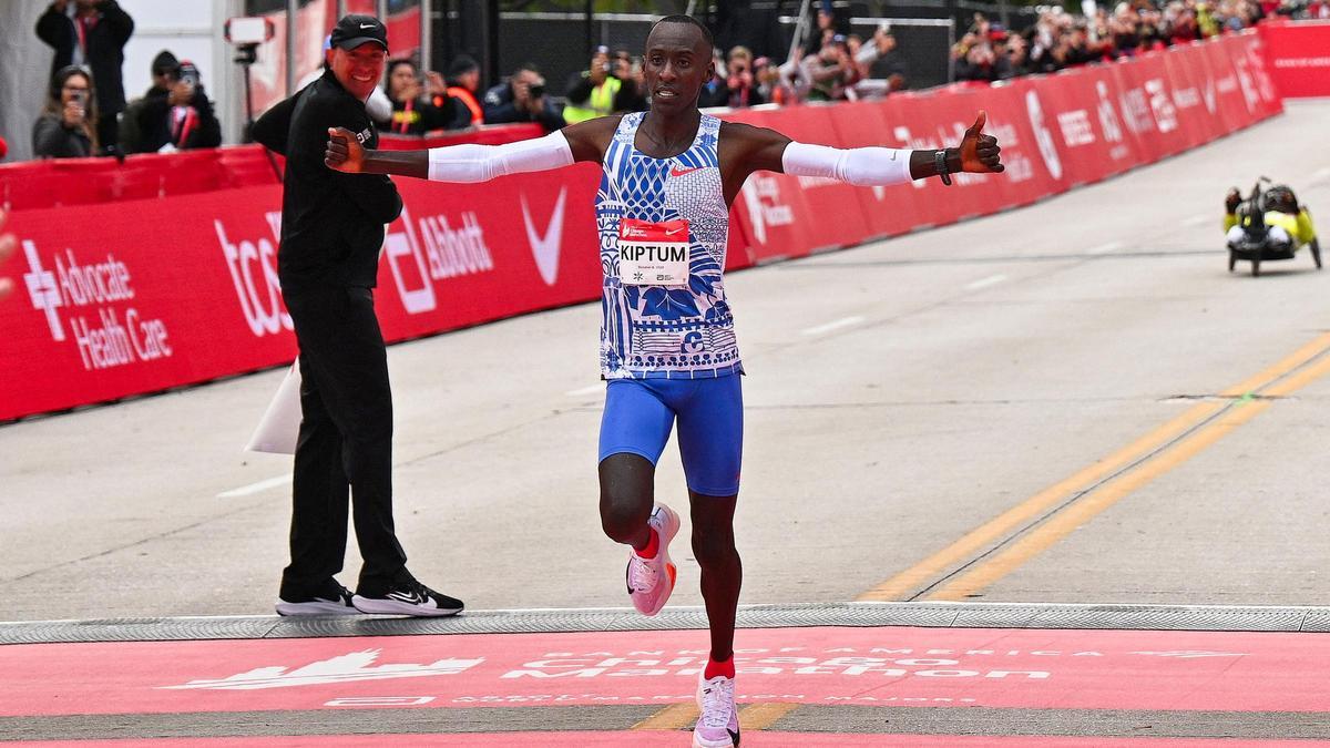 Kiptum creua la meta de la marató de Chicago establint una nova plusmarca mundial