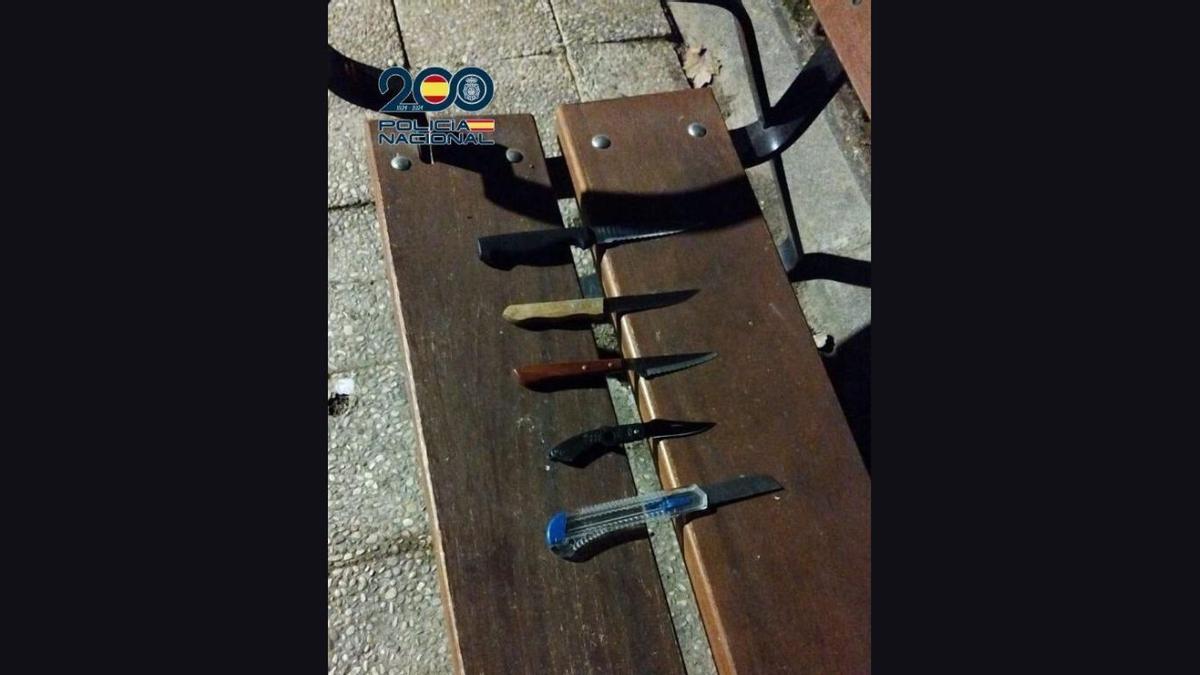 Armas blancas incautadas a los jóvenes detenidos.