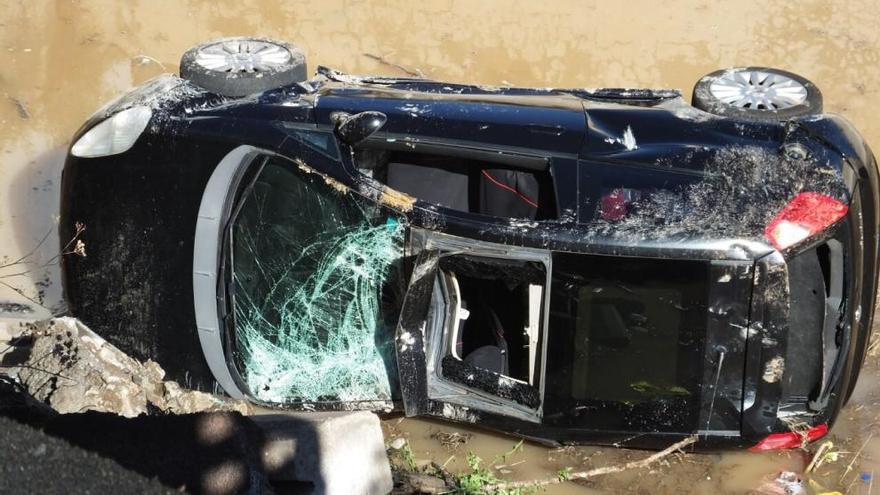 Desprendimientos en Gáldar provocan la caída de un coche a un estanque