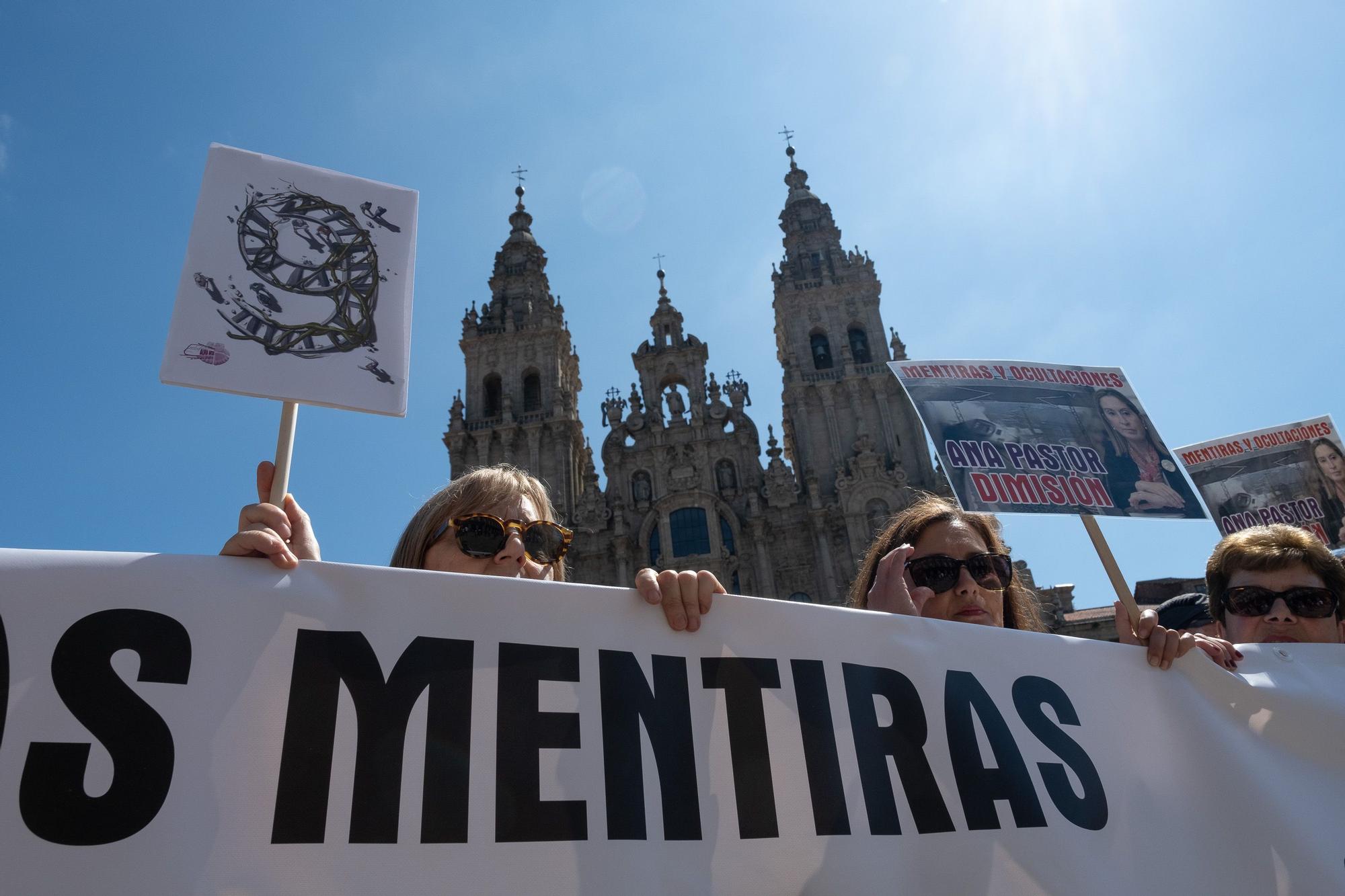 Las víctimas de Angrois se concentran en el Obradoiro en el noveno aniversario del accidente