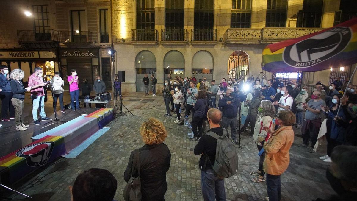 Concentració a la Plaça del Vi de Girona després de l’agressió homòfoba a la Devesa. | MARC MARTÍ