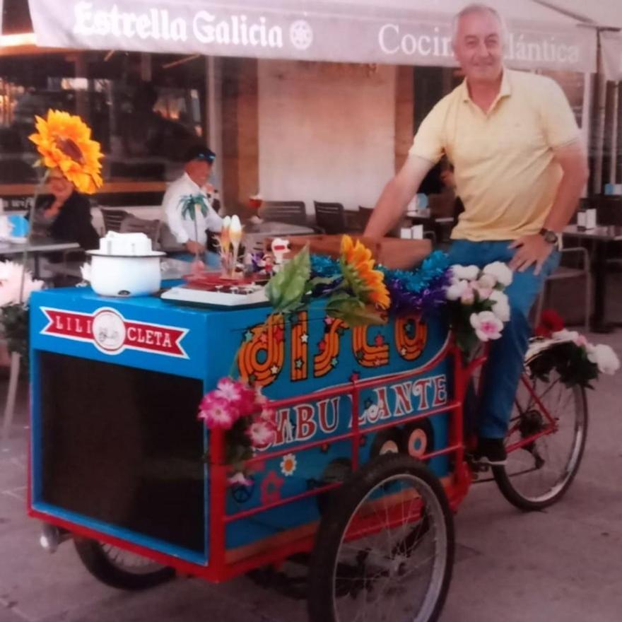 Arturo, en un triciclo con carrito.