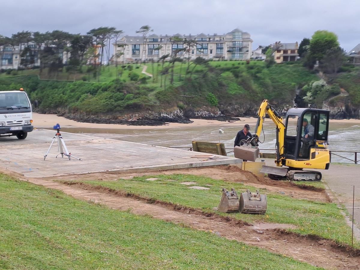 Operarios trabajando en la instalación del equipamiento modular de la playa de Los Campos.
