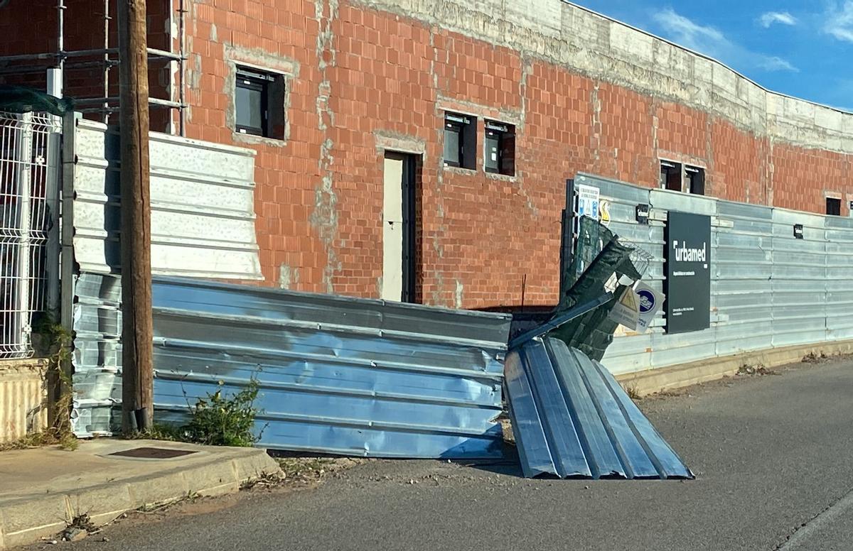 Una valla de una obra, desplazada por el viento. Una valla de una obra, desplazada por el viento.