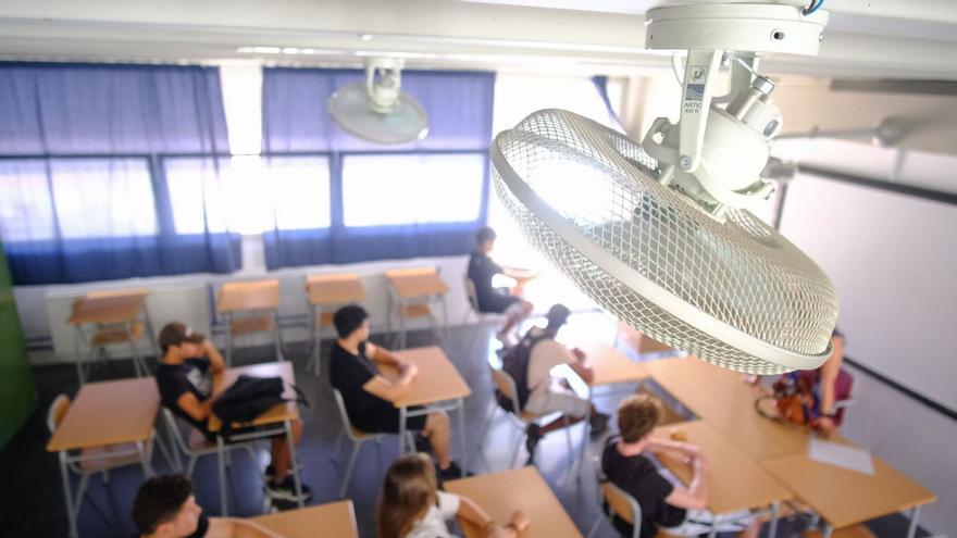 Un ventilador conectado en una aula de la provincia en una imagen tomada el pasado mes de junio. | ÁXEL ÁLVAREZ