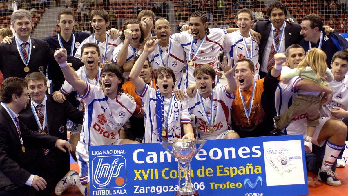 Los jugadores del Autos Lobelle celebran su primer título