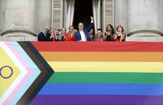 Aragonès y Collboni muestran con banderas arcoíris la unidad en apoyo al colectivo LGTBI