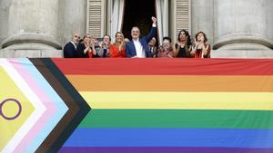 Aragonès y Collboni muestran con banderas arcoíris la unidad en apoyo al colectivo LGTBI