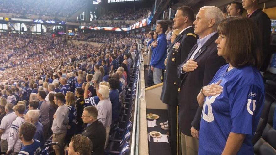 Pence abandona un estadio tras negarse los jugadores a ponerse en pie con el himno