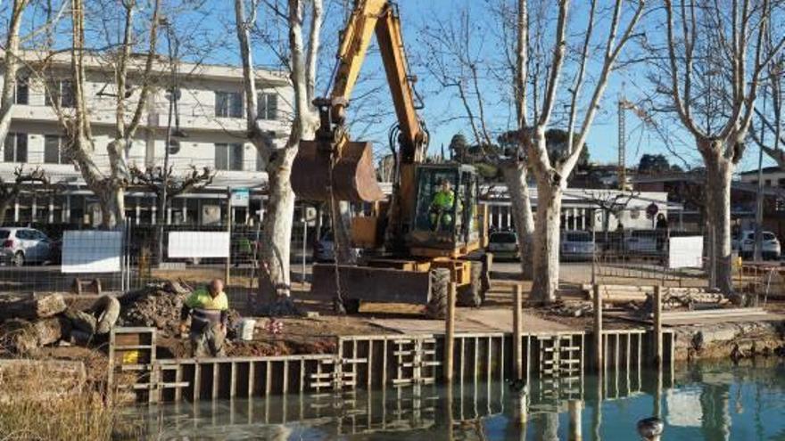 Les màquines excavadores, treballant, aquest dimarts, a la vora de l&#039;Oficina de Turisme.