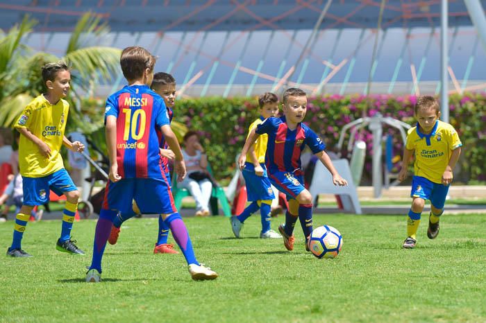 Niños aficionados del FC Barcelona y de la UD ...