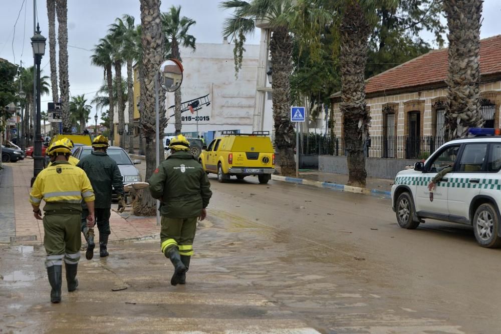 Los vecinos tratan de limpiar sus casas y las calles