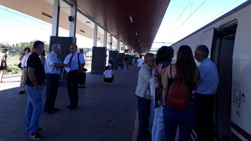 Los pasajeros del tren Madrid-Vigo, en Zamora. // FdV