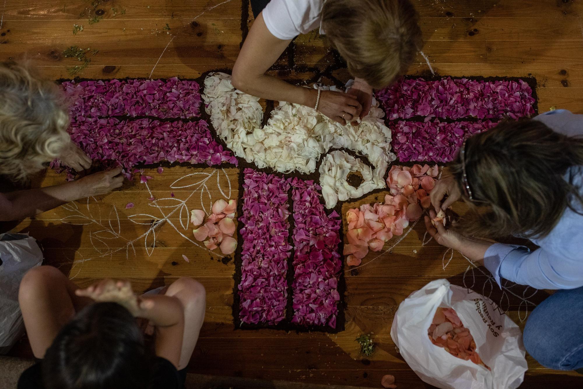 GALERÍA | El Perdigón, en Zamora, prepara la alfombra de flores del Corpus Christi