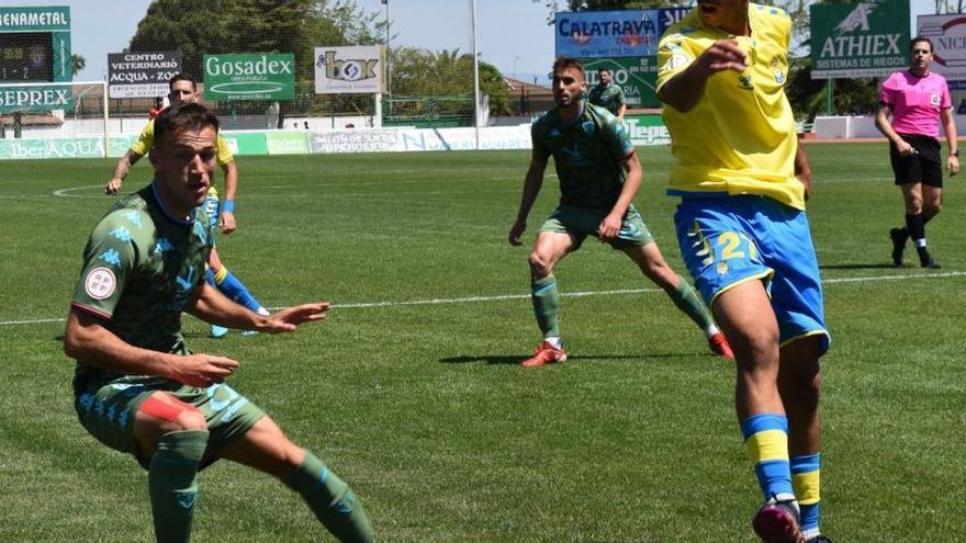 Álvaro Clausí, a la izquierda, durante un partido del Villanovense.