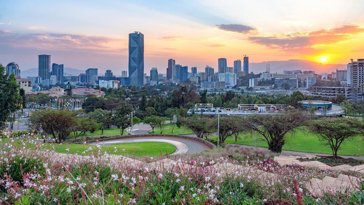 Addis Abeba, capital de Etiopía, introduce al viajero en la cara más contemporánea del país.
