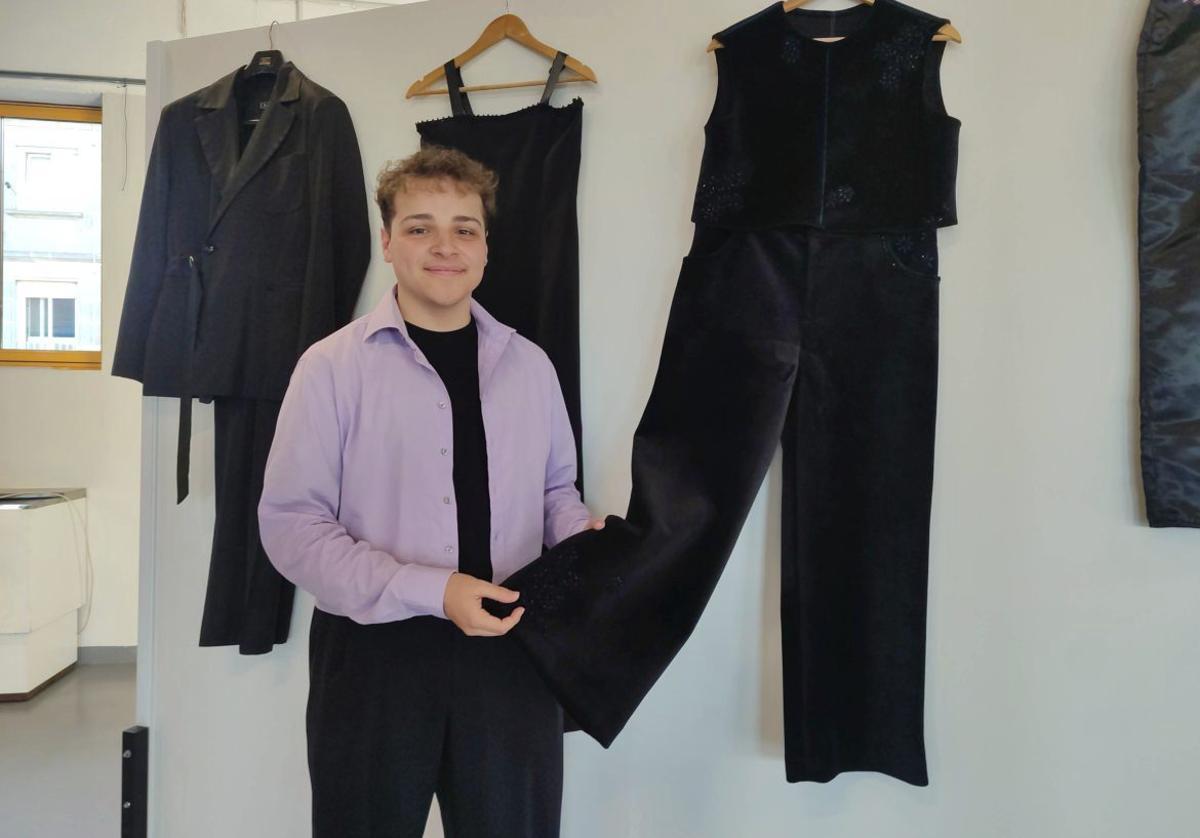 Los trajes del diseñador Mario Lorenzo, en el Alto da Praza | SANTOS ÁLVAREZ