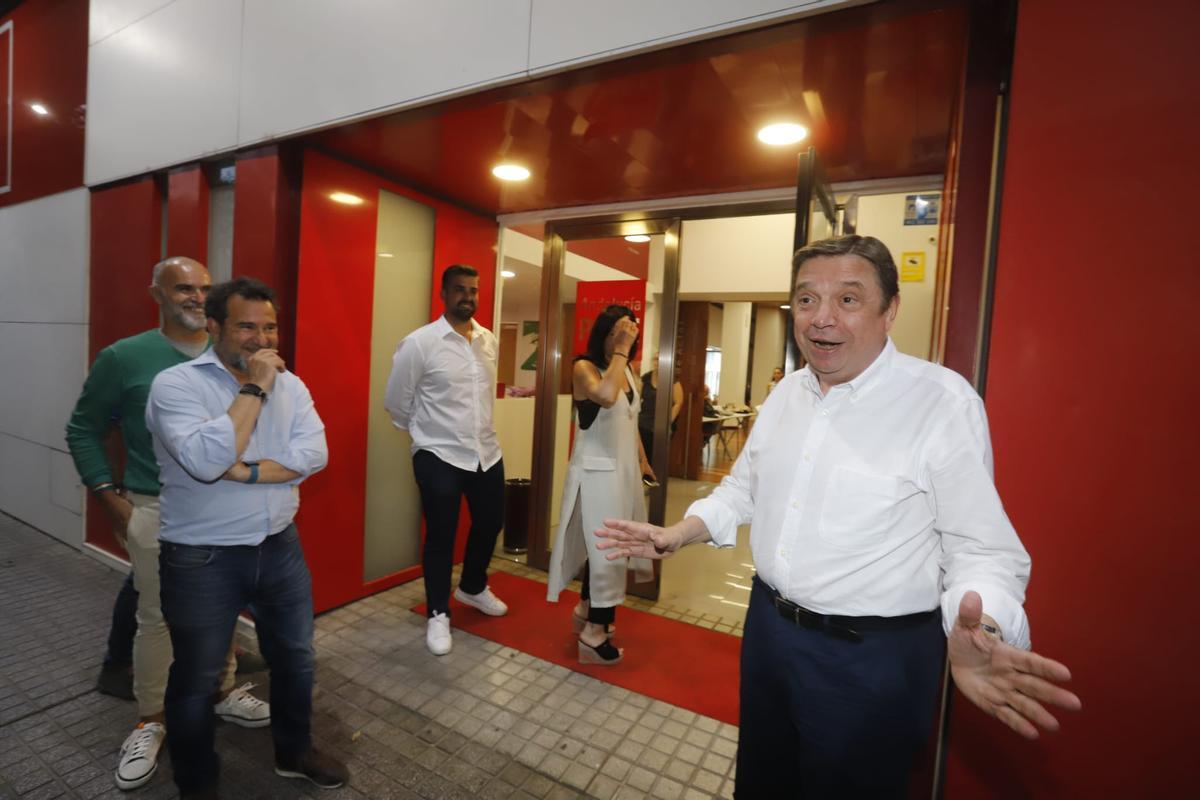 Luis Planas, ministro de Agricultura, a su llegada a la sede del PSOE.
