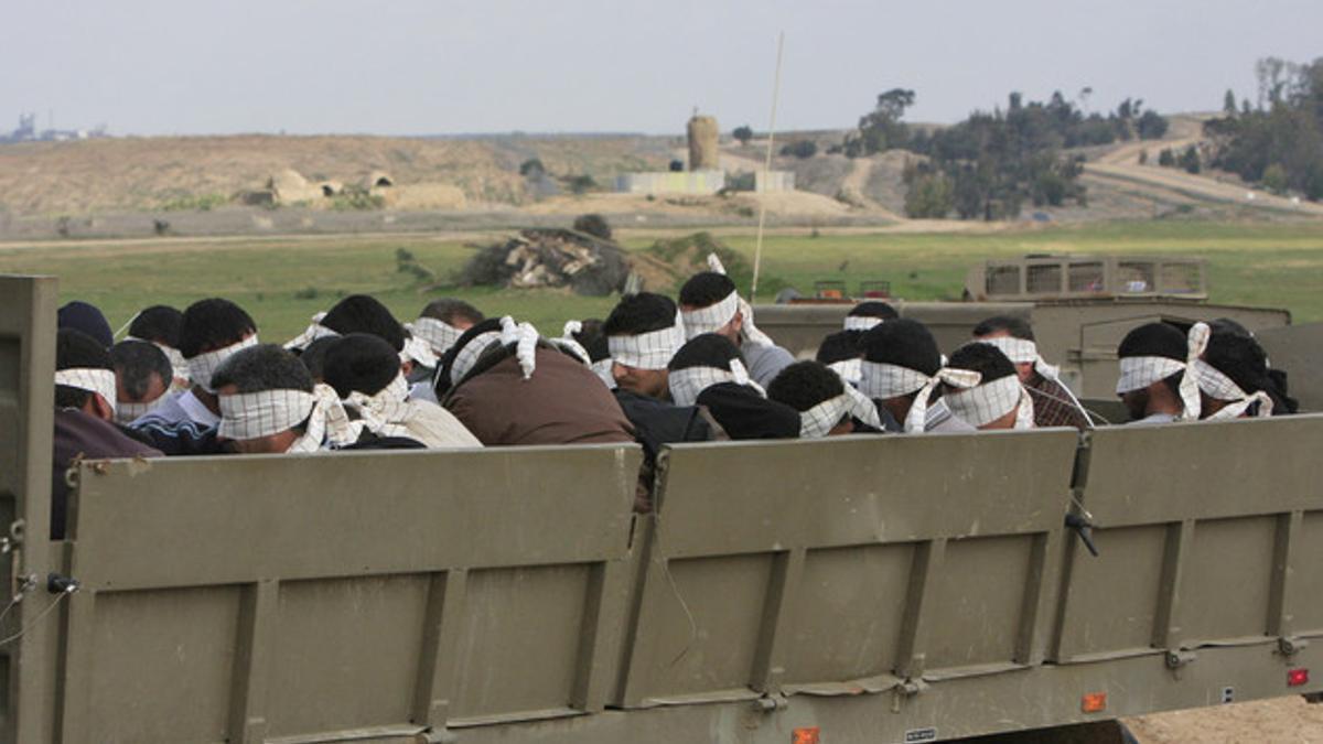 Un grupo de prisioneros palestinos, transportados en un camión del Ejército israelí.