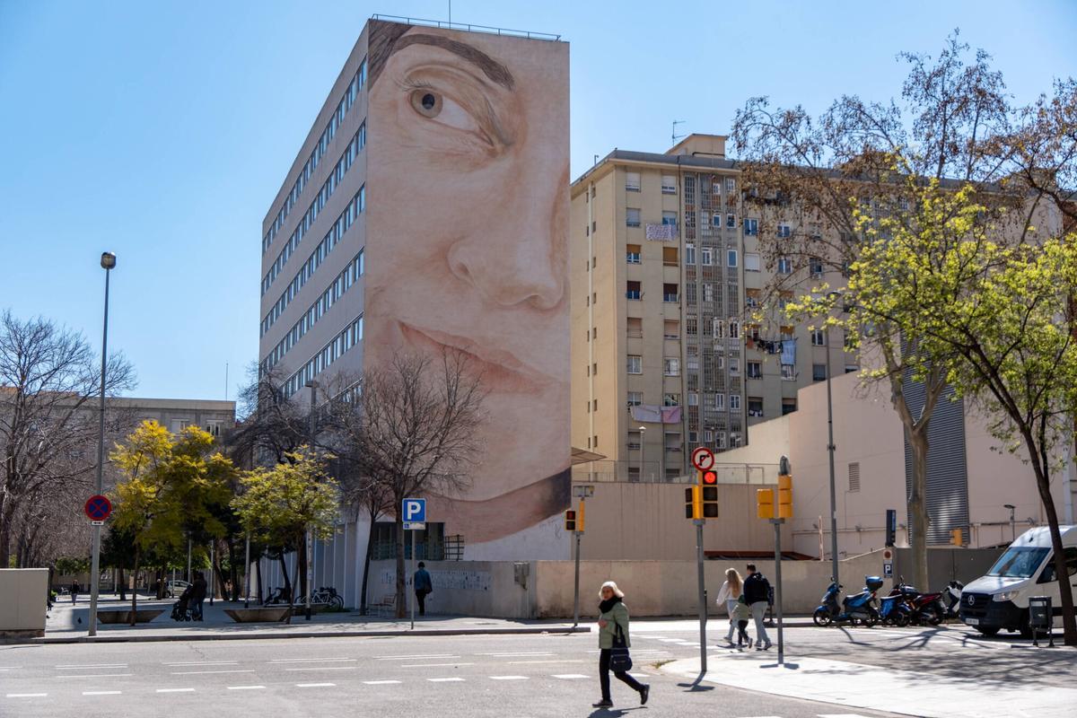 Ruta por Sant Martí Provençals: Centro cívico Sant Martí, con el gran mural en su pared.