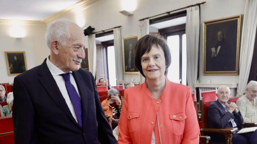La catedrática experta en codicología, Elena Rodríguez, junto a Ramón Rodríguez, director del RIDEA, antes del inicio de la conferencia. | IRMA COLLÍN