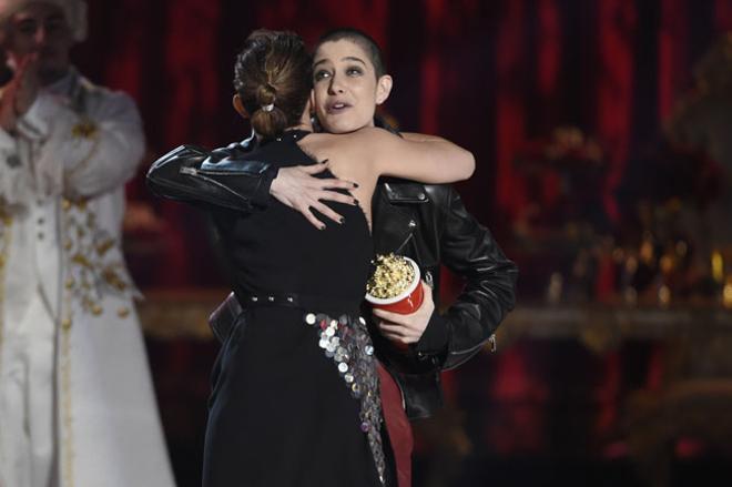 Emma Watson recibe el premio de 'Mejor Actor' de la mano de Asia Kate Dillon en los 'MTV Movie Awards' 2017