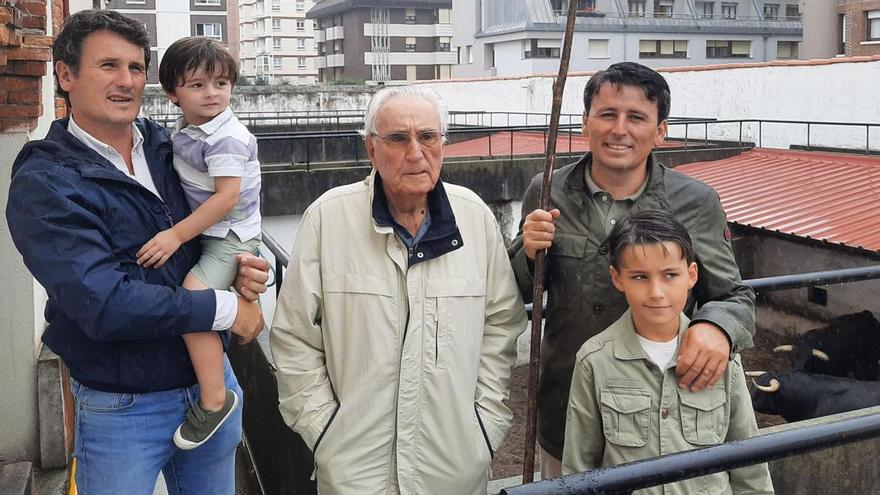El ganadero Lorenzo Fraile, entre sus hijos Lorenzo y José Juan y sus nietos, Lorenzo y José Juan, ayer por la mañana, en los corrales de El Bibio, con dos toros de su ganadería.