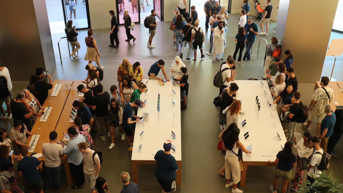 Colas en la tienda Apple de Barcelona por el nuevo iPhone 15