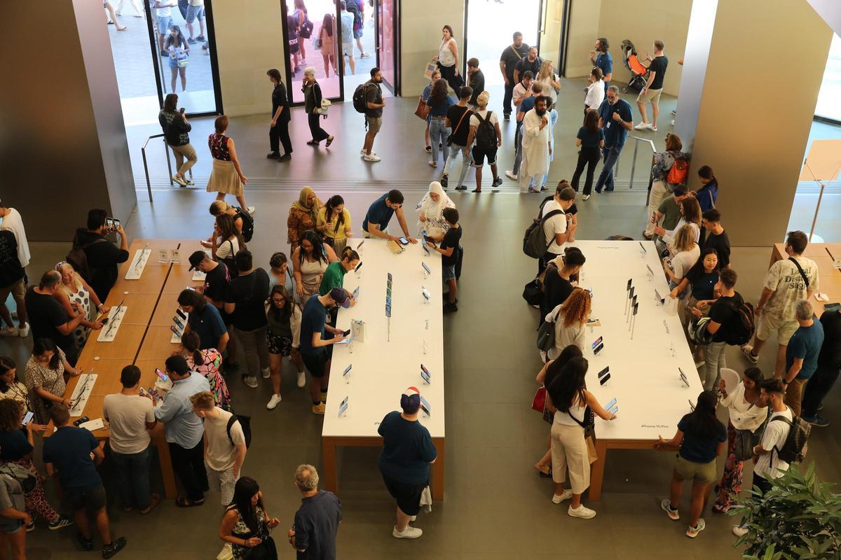 Colas en la tienda Apple de Barcelona por el nuevo iPhone 15 | FOTOS