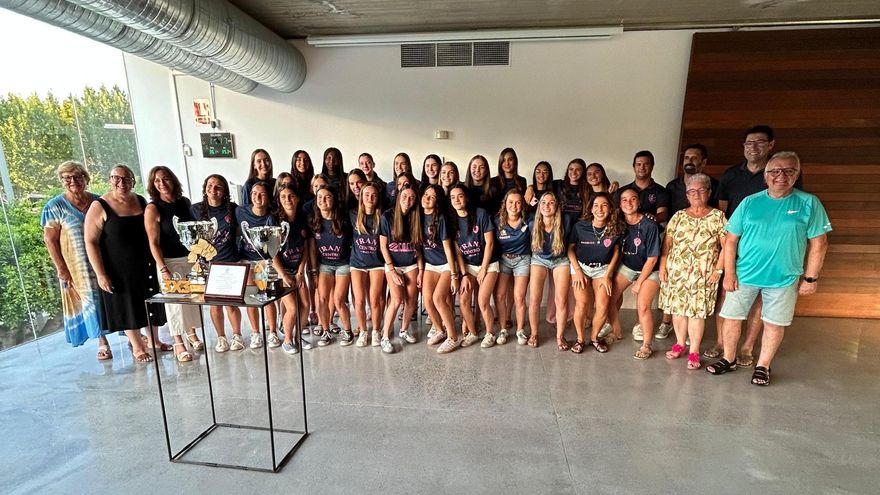 El Ayuntamiento de Alcudia recibe a las jugadores del Alcúdia Bàsquet Club para celebrar los éxitos de la temporada