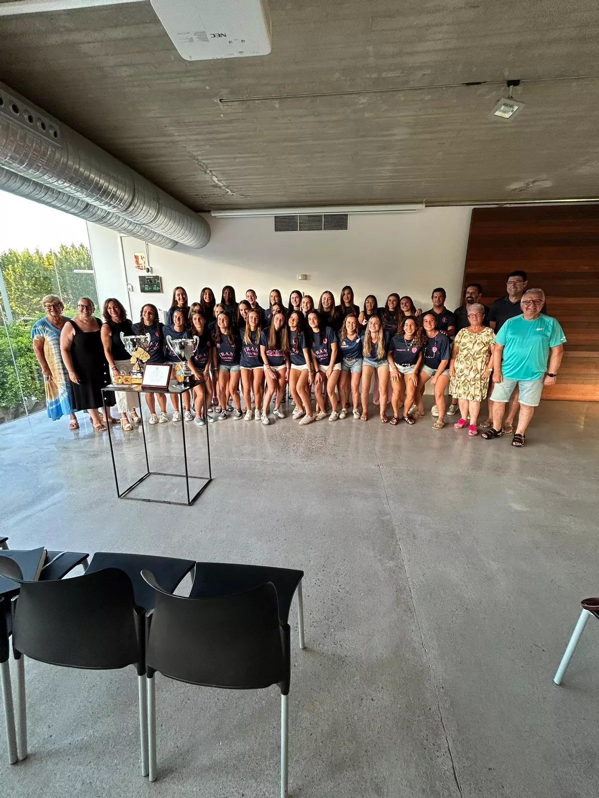 El Ayuntamiento de Alcúdia recibe a las jugadores del Alcúdia Bàsquet Club para celebrar los éxitos de la temporada