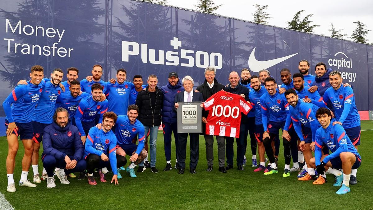 Enrique Cerezo, junto a la plantilla del Atlético