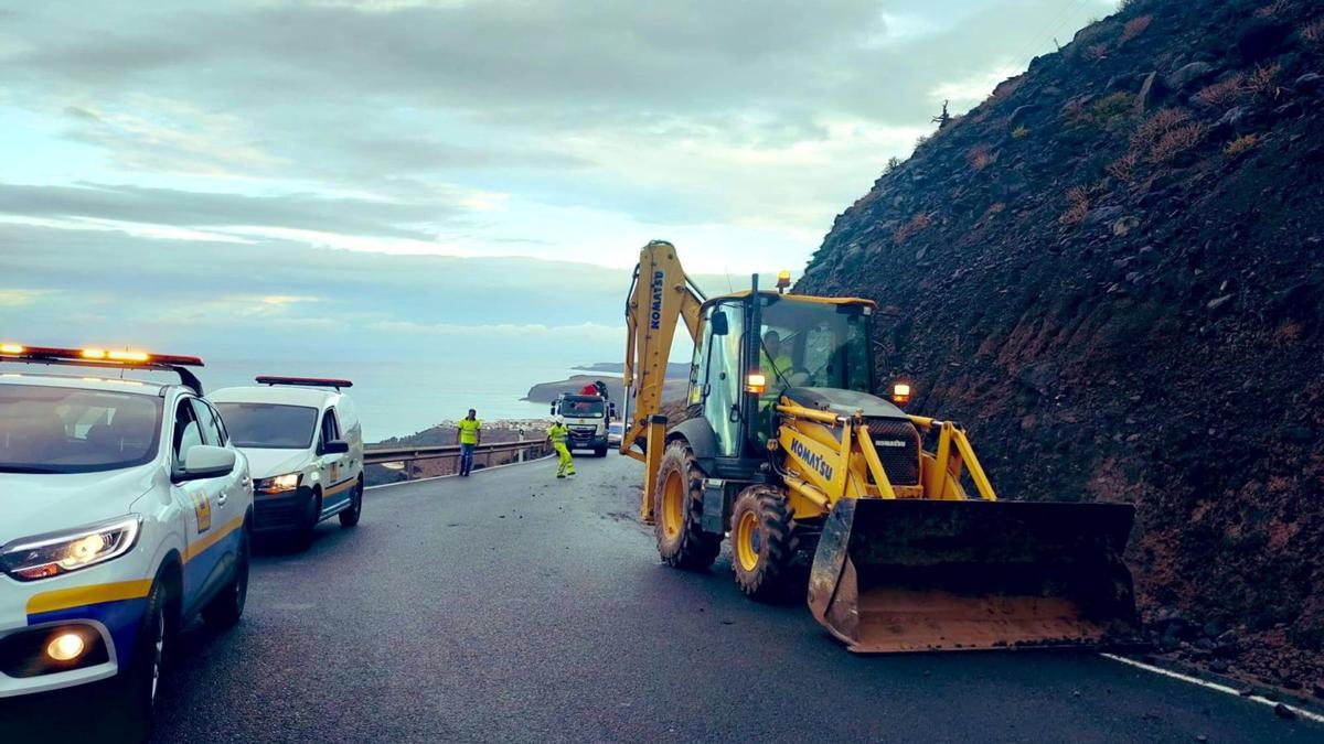 Operarios del Servicio de Carreteras del Cabildo trabajan para despejar la vía en el tramo de la GC-20 de Agaete a El Risco. | | LP/DLP