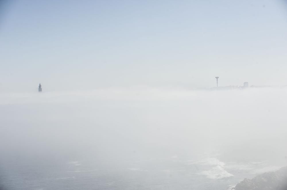 Un manto de niebla se posa sobre la ciudad y deja espectaculares imágenes.