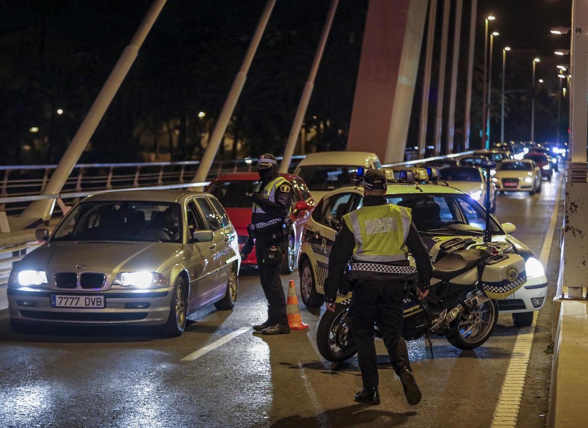 La Policía Local refuerza los controles de alcoholemia y drogas durante estos días de Navidad en Elche