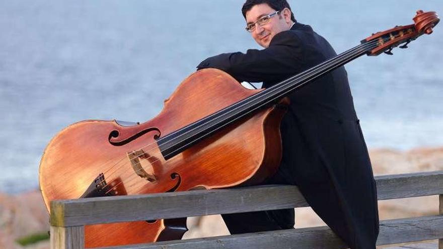 Simón García, posando con su contrabajo.