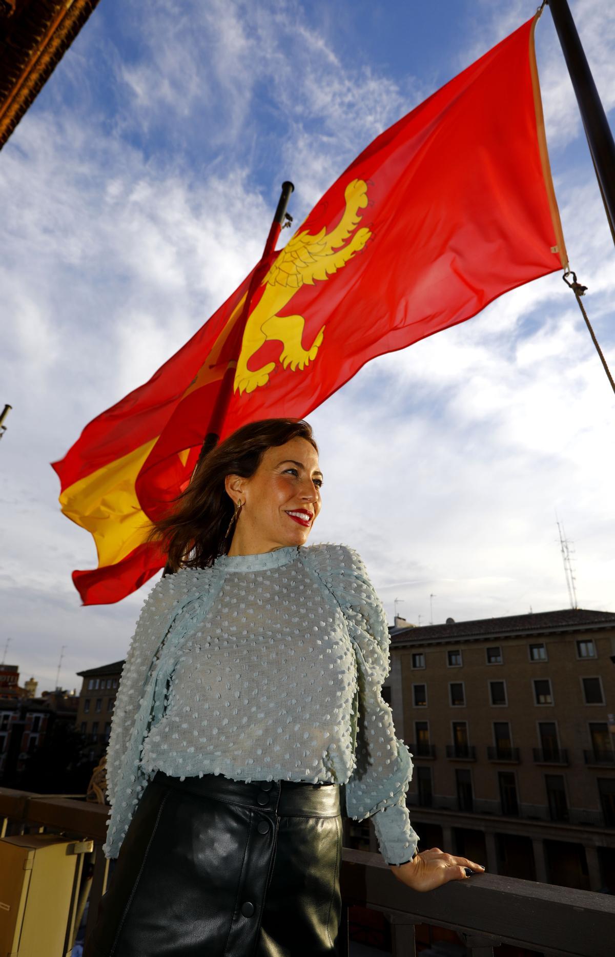 Natalia Chueca, en el balcón del Ayuntamiento de Zaragoza.