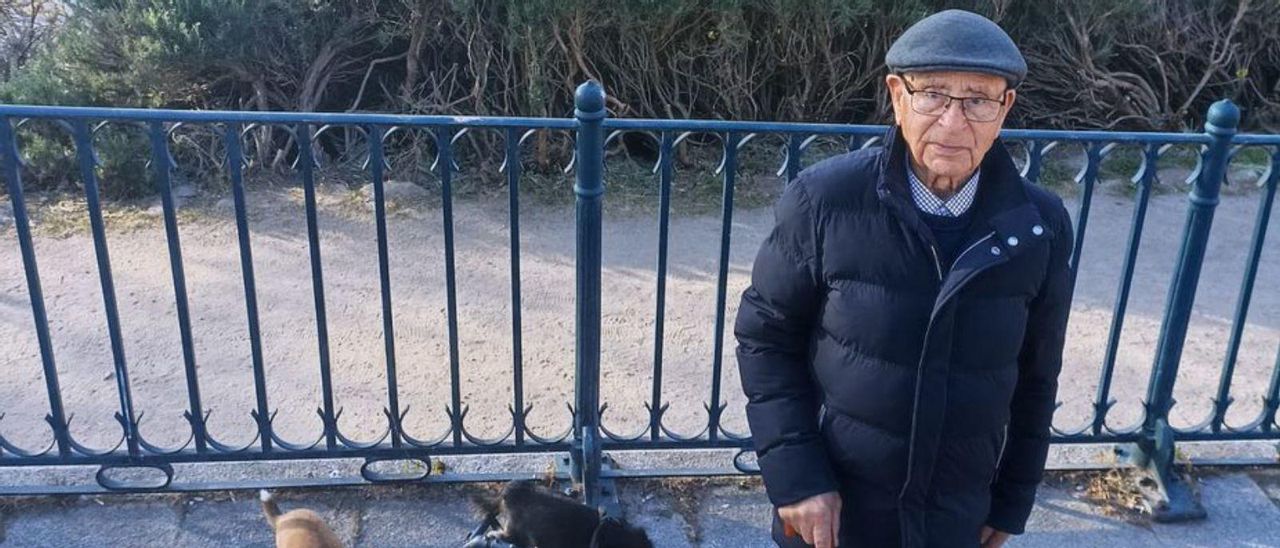 Alfonso Morán, por el paseo del río con sus perros Poli y Aitana. | Cedida