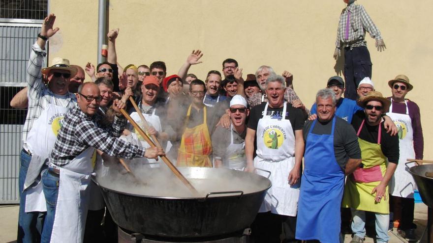 Cuiners voluntaris de l'arròs de la tradicional «La Sopa», un acte clàssic de la festa. | FRANCESC AGUILERA