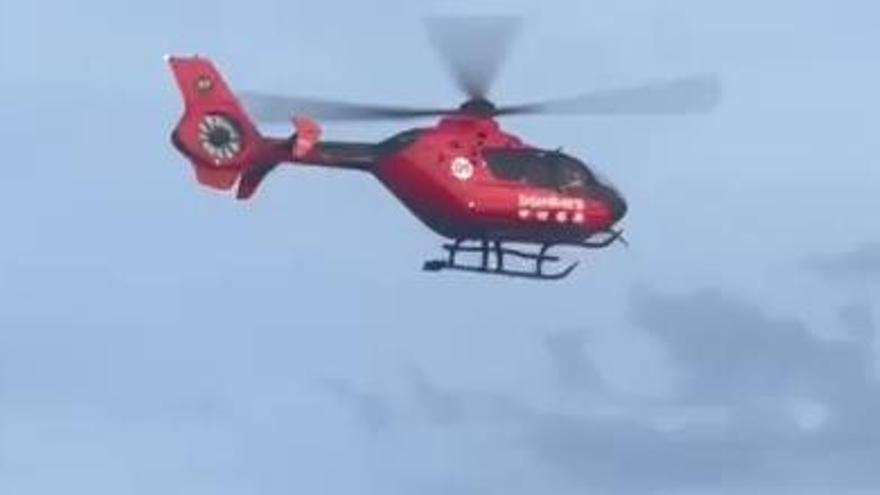 Un jove, ferit greu en colpejar-se contra unes roques mentre saltava al mar a Palamós