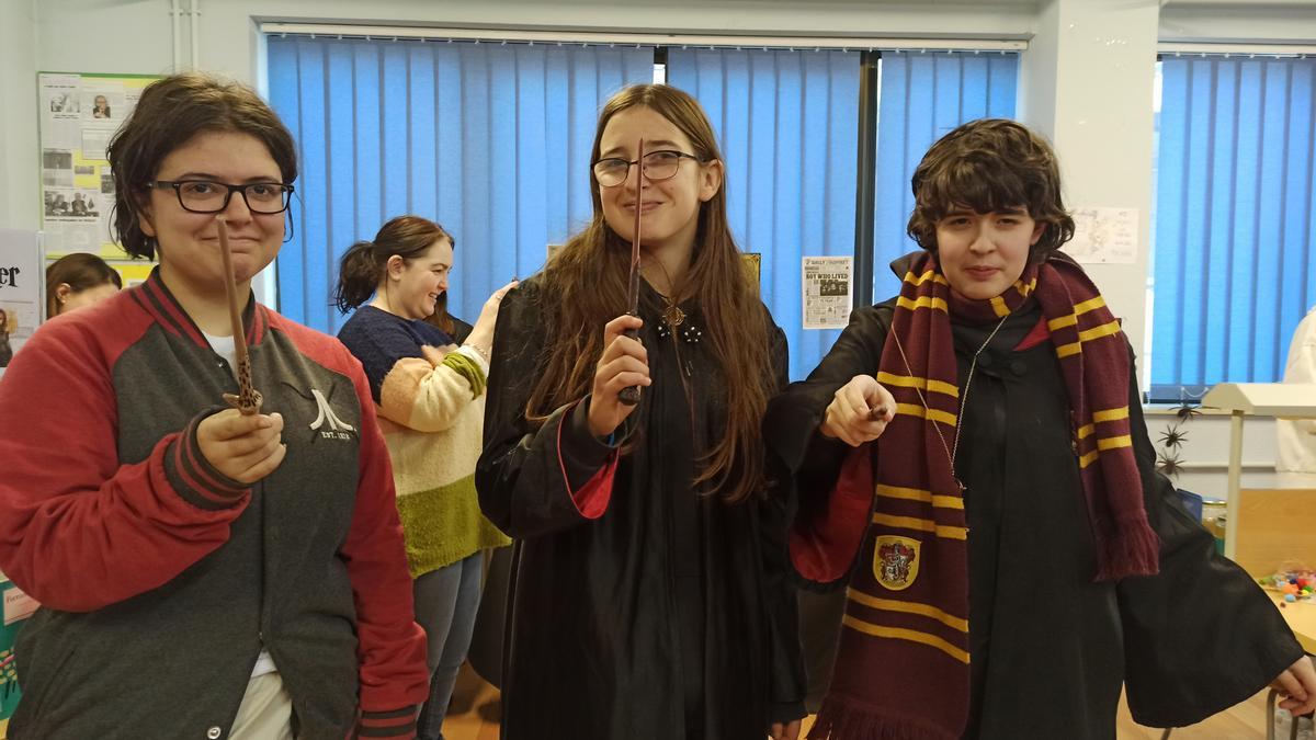 Leo García, Iris Fernández y Naya Rodríguez, del Grupo de la Biblioteca, con sus varitas.