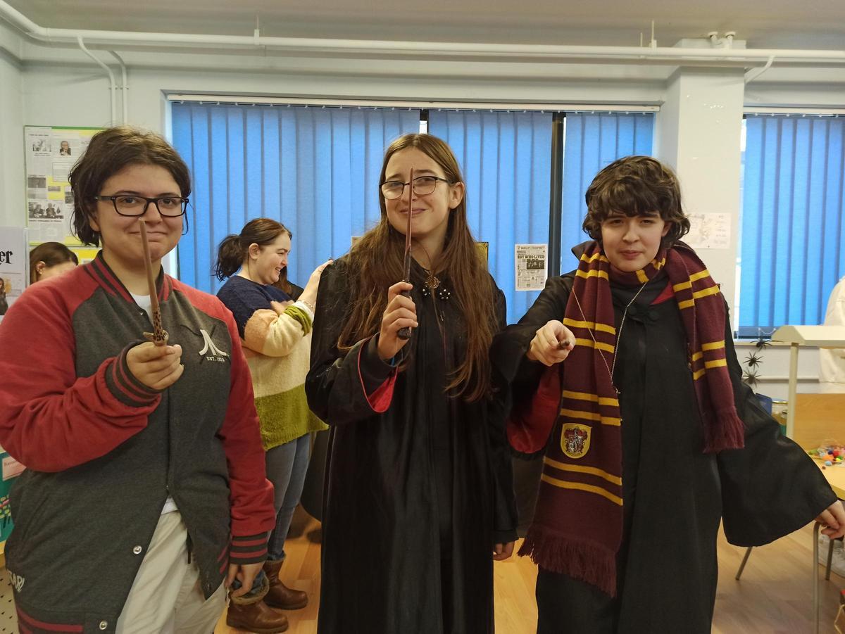 Leo García, Iris Fernández y Naya Rodríguez, del Grupo de la Biblioteca, con sus varitas.