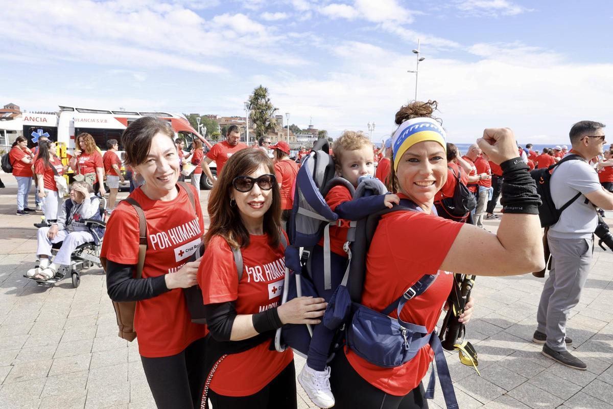 La tercera Marcha Solidaria de la Cruz Roja de Gijón, en imágenes