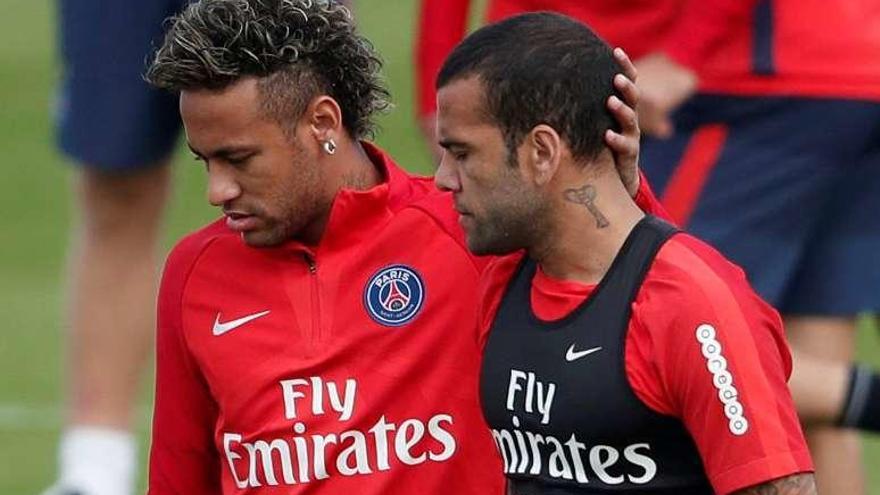 Neymar y Alves, en el entrenamiento de ayer del PSG. // Benoit Tessier