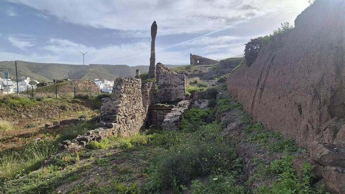 El PSOE denuncia la caída de piedras y el deterioro del ingenio azucarero de Agaete