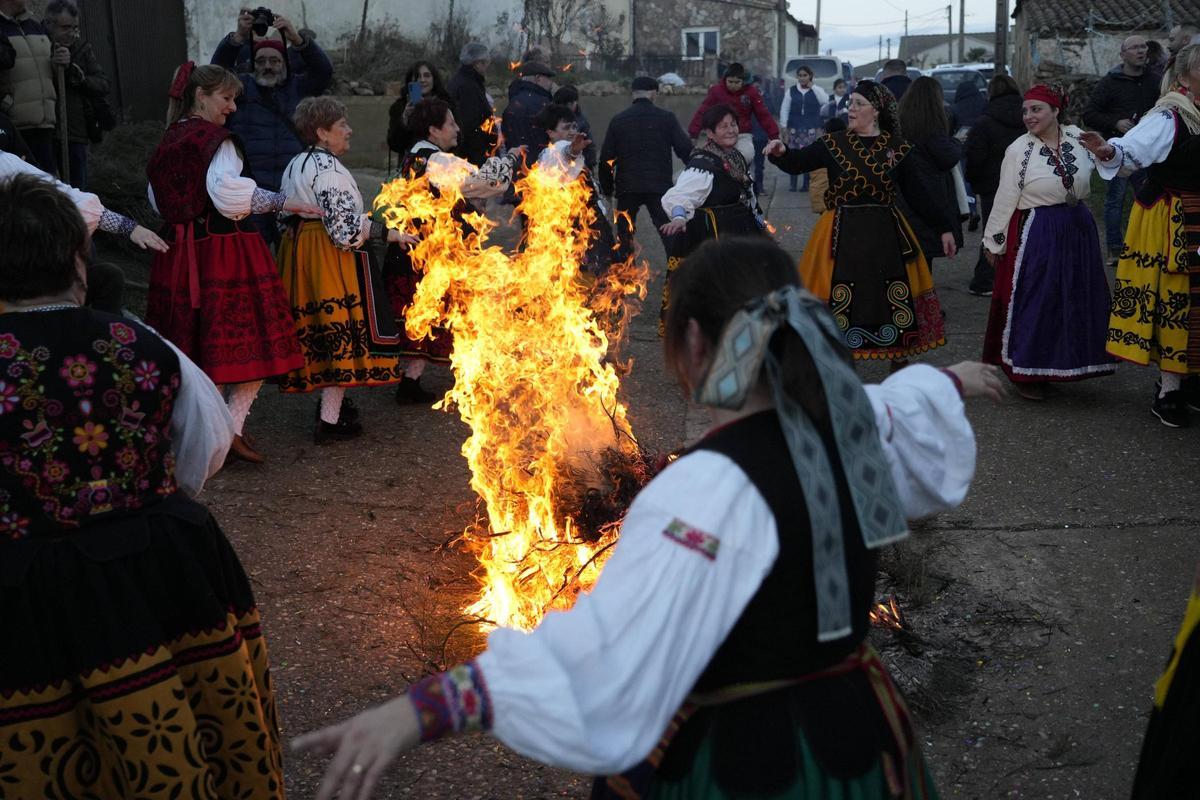 Mujeres bailan y cantan alrededor de la hoguera en la fiesta celebrada el pasado mes de enero.
