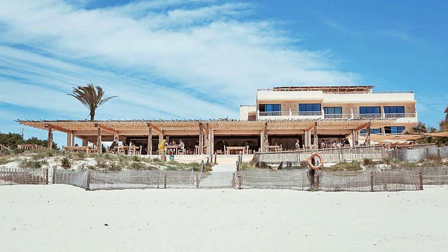 El restaurante del hotel boutique Casa Pacha está en la playa de Migjorn. | ADOLF COMES