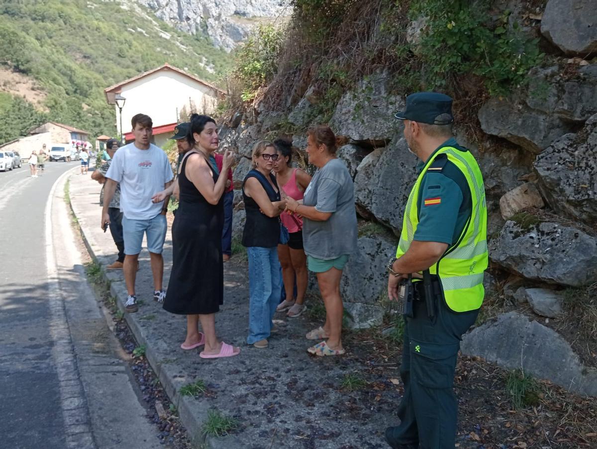 Personas preocupadas por el incendio.