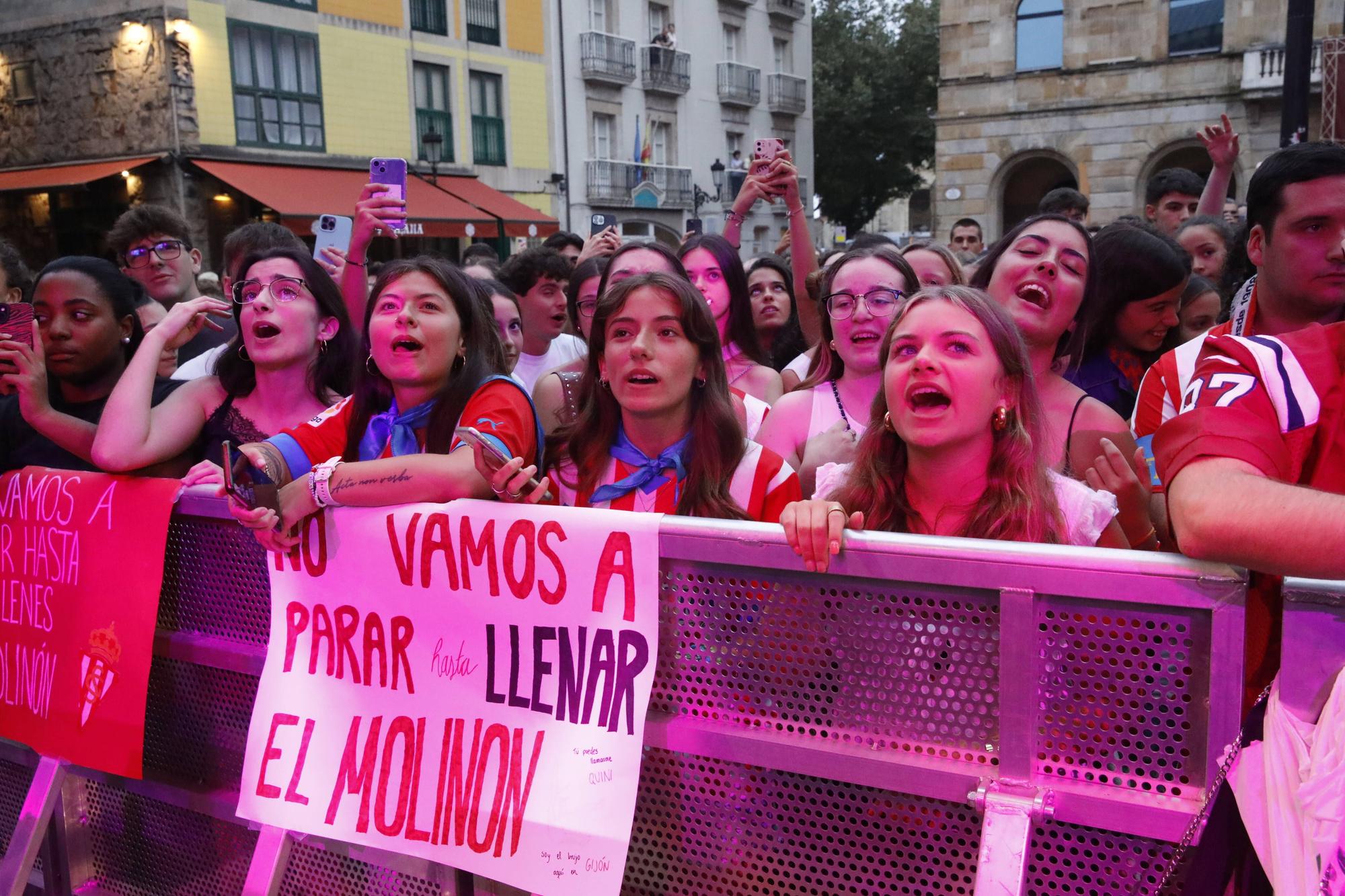 Concierto de Enol en la Plaza Mayor de Gijón